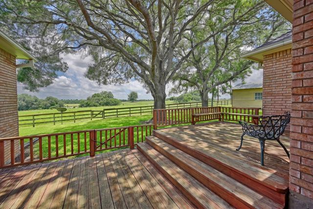 1552 Holub Road, Schulenburg, TX 78956