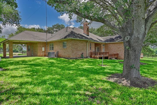 1552 Holub Road, Schulenburg, TX 78956
