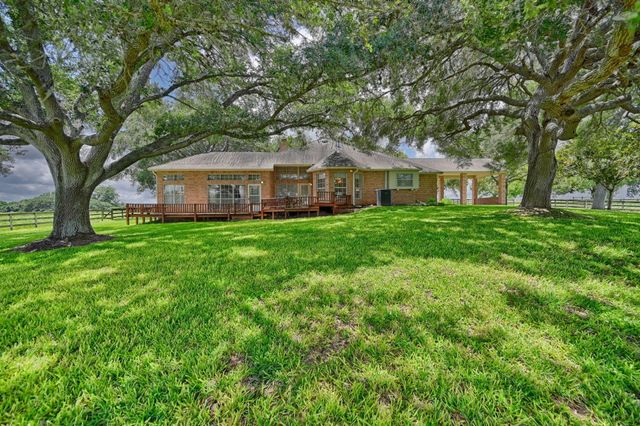 1552 Holub Road, Schulenburg, TX 78956