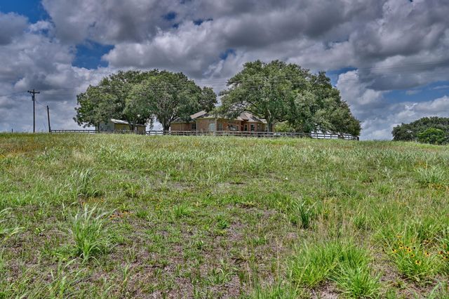 1552 Holub Road, Schulenburg, TX 78956