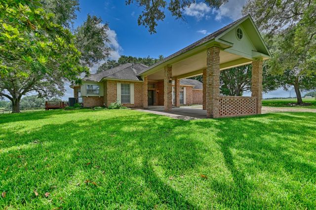1552 Holub Road, Schulenburg, TX 78956