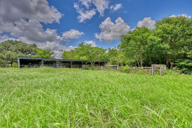 1552 Holub Road, Schulenburg, TX 78956