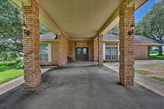 1552 Holub Road, Schulenburg, TX 78956