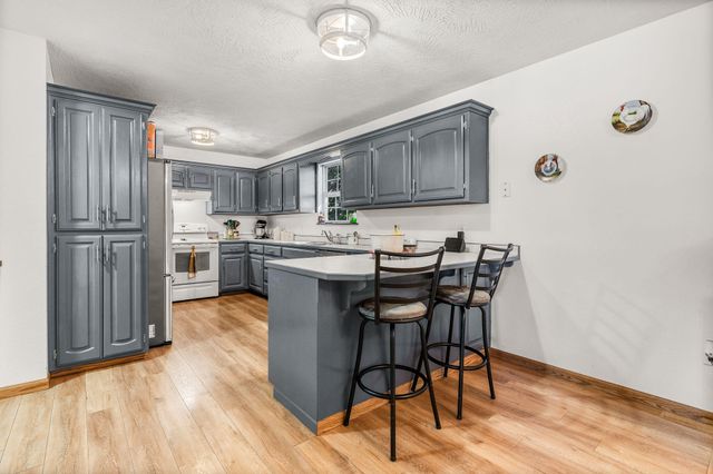 202 Brookside Drive, Seymour, MO 65746