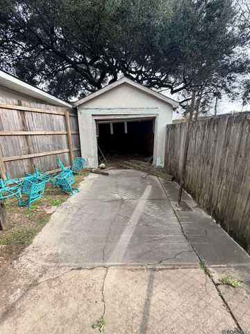 2465 Honeysuckle Ave, Baton Rouge, LA 70808