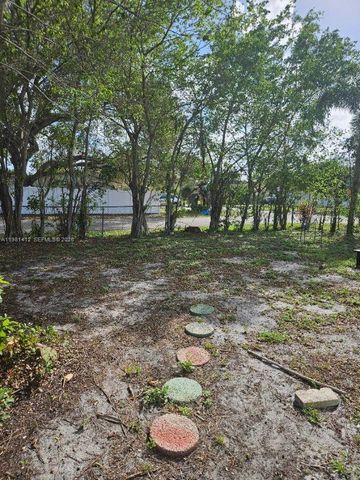 2885 Cambridge Rd, Lake Worth, FL 33462