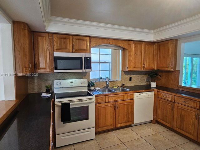 2885 Cambridge Rd, Lake Worth, FL 33462