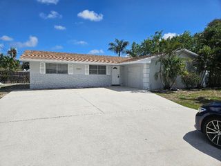 2885 Cambridge Rd, Lake Worth, FL 33462
