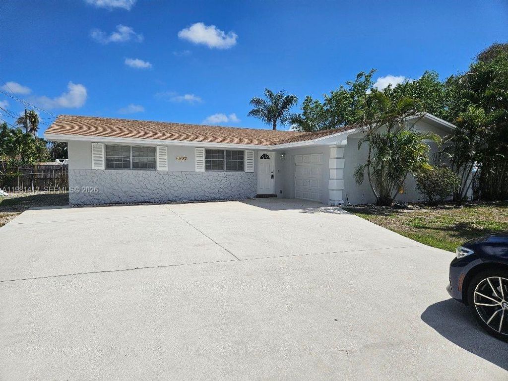 2885 Cambridge Rd, Lake Worth, FL 33462