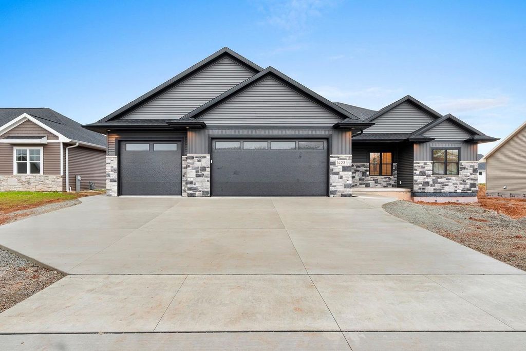 1423 CROSSROADS DRIVE, De Pere, WI 54115