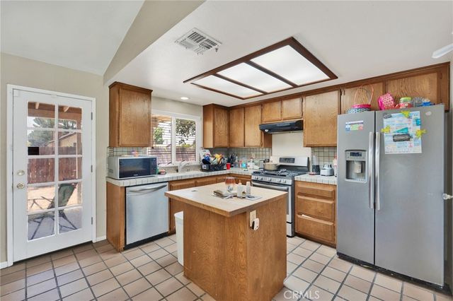 635 W Dover Dr Drive W, San Bernardino, CA 92407