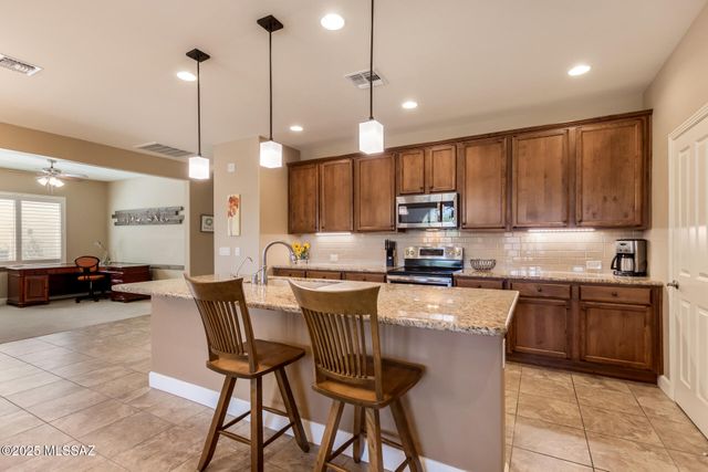 838 N Broken Hills Drive, Green Valley, AZ 85614