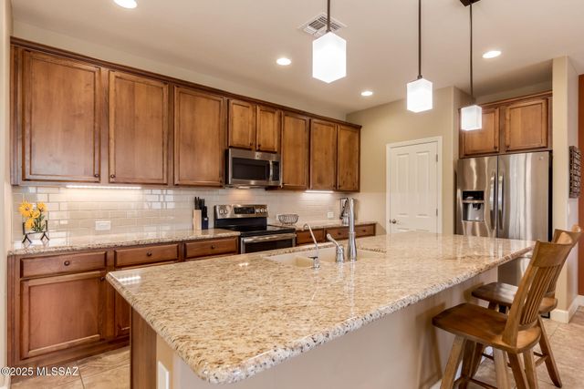 838 N Broken Hills Drive, Green Valley, AZ 85614