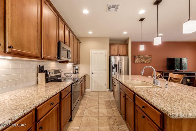 838 N Broken Hills Drive, Green Valley, AZ 85614