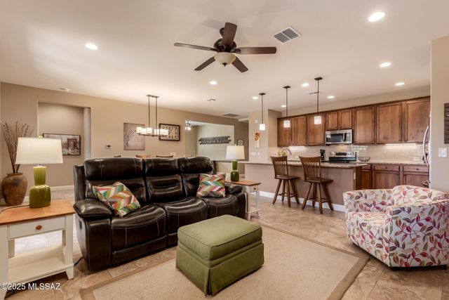 838 N Broken Hills Drive, Green Valley, AZ 85614