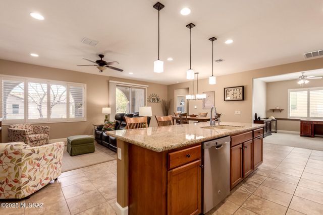 838 N Broken Hills Drive, Green Valley, AZ 85614