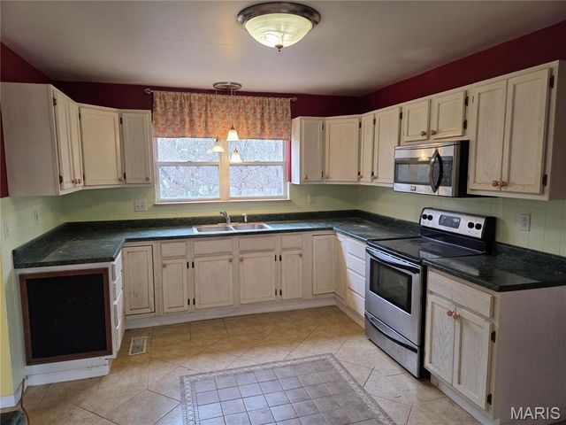 1 Silverwoods Lane, Fenton, MO 63026