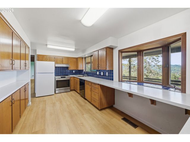 3182 BEECH St, Eugene, OR 97405
