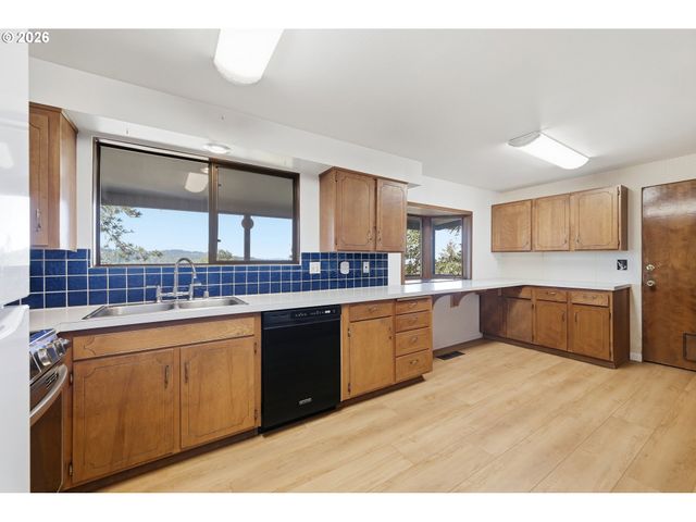 3182 BEECH St, Eugene, OR 97405
