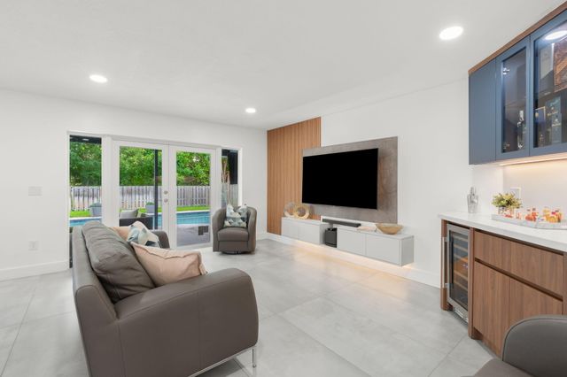 52 Gables Boulevard, Weston, FL 33326