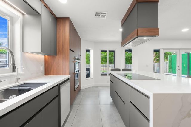 52 Gables Boulevard, Weston, FL 33326