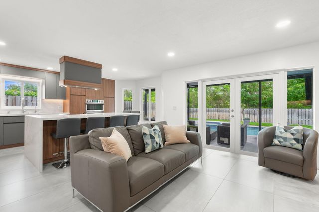 52 Gables Boulevard, Weston, FL 33326