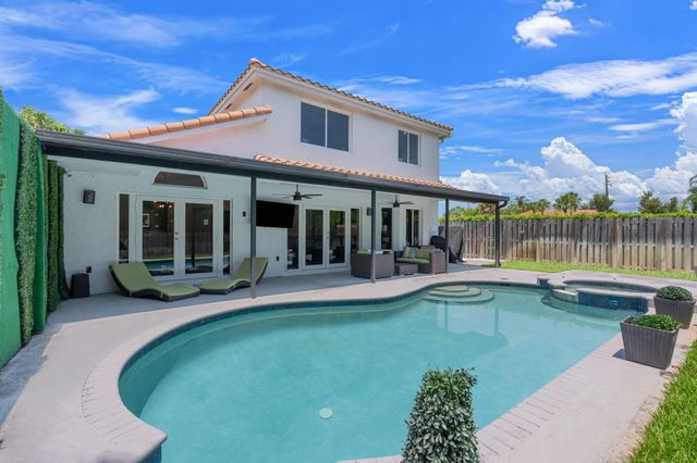 52 Gables Boulevard, Weston, FL 33326