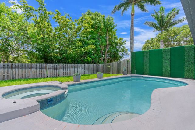 52 Gables Boulevard, Weston, FL 33326