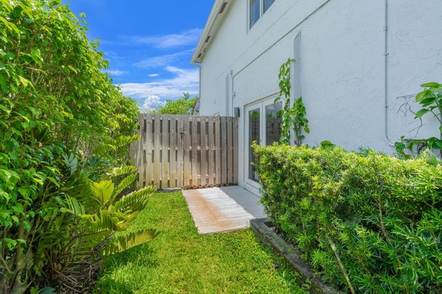 52 Gables Boulevard, Weston, FL 33326