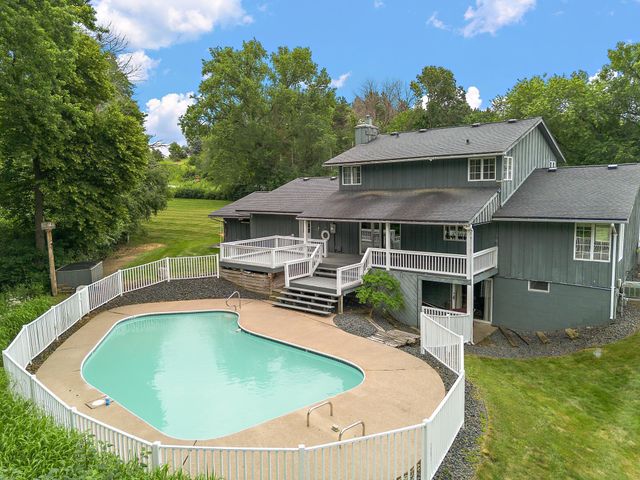 698 Badlands Road, Hudson, WI 54016