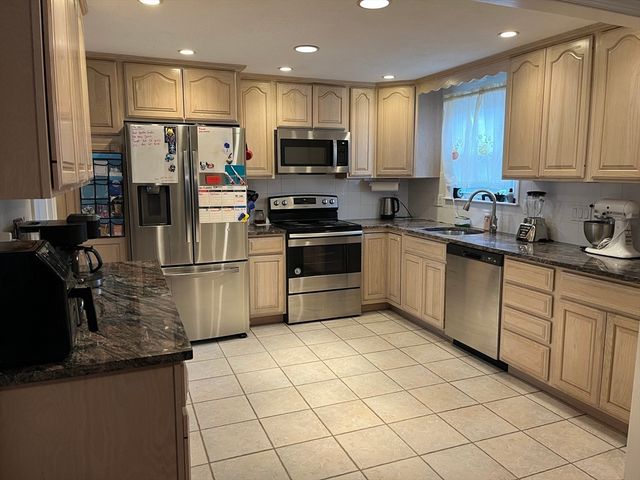 60 Greenleaf Circle 60, Framingham, MA 01701