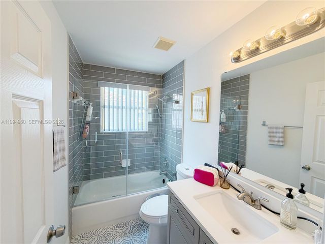 5005 Northern Lights Dr 5005, Green Acres, FL 33463