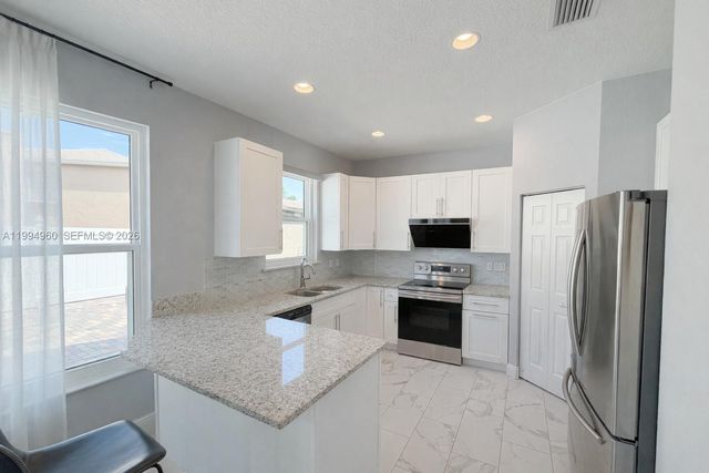 5005 Northern Lights Dr 5005, Green Acres, FL 33463