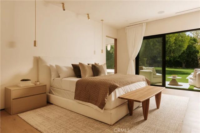 5313 Crebs Avenue, Tarzana, CA 91356