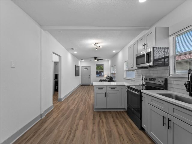 8010 N BROOKS STREET, Tampa, FL 33604