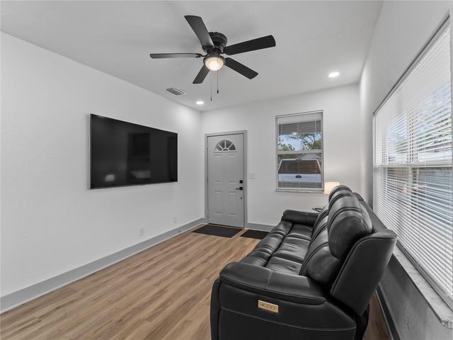 8010 N BROOKS STREET, Tampa, FL 33604