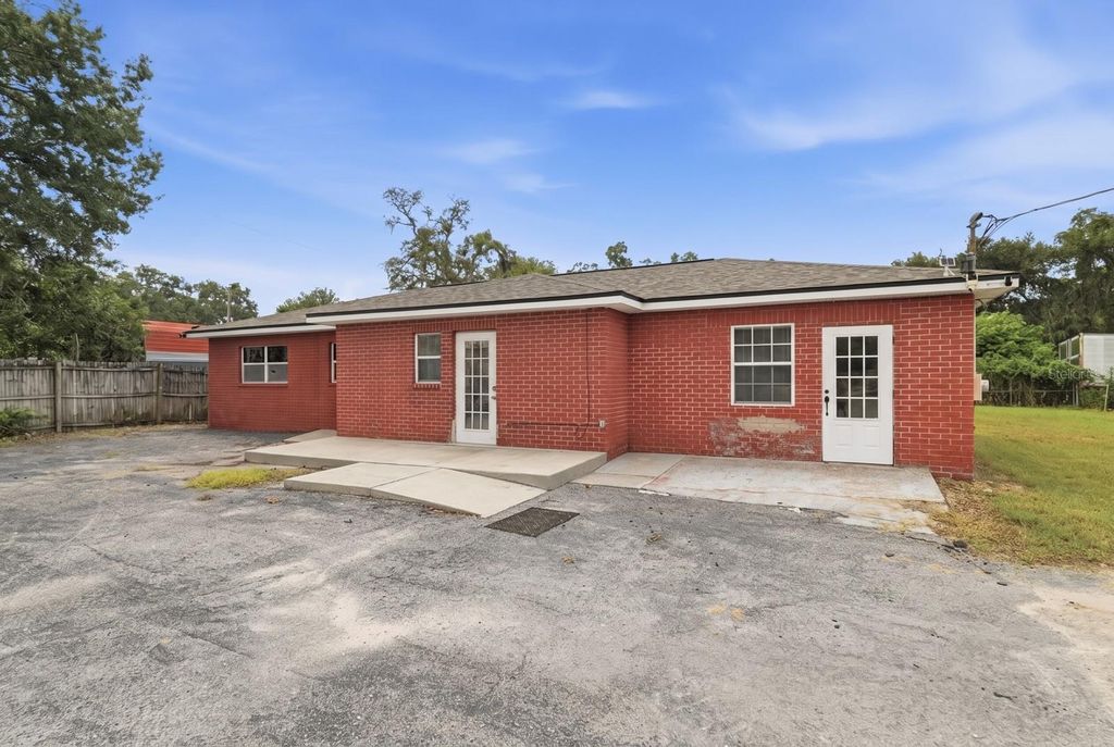 Image 14 of property listing at 7113 CAUSEWAY BOULEVARD, Tampa, FL 33619
