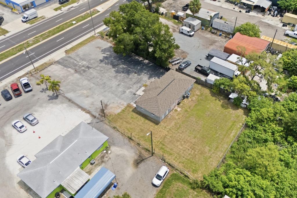 Image 16 of property listing at 7113 CAUSEWAY BOULEVARD, Tampa, FL 33619