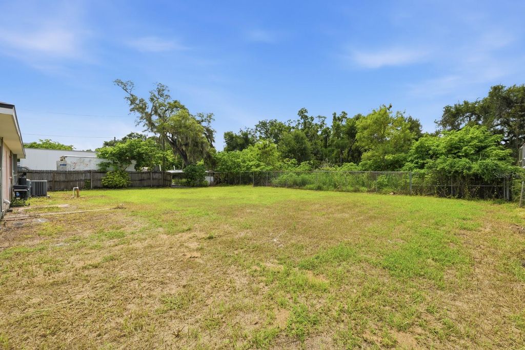Image 4 of property listing at 7113 CAUSEWAY BOULEVARD, Tampa, FL 33619