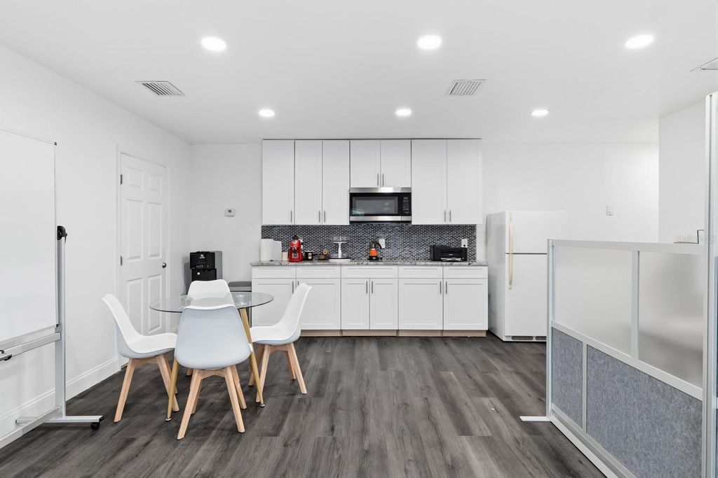 Image 6 of property listing at 7113 CAUSEWAY BOULEVARD, Tampa, FL 33619