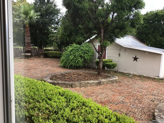 148 Robindale W, Bandera, TX 78003