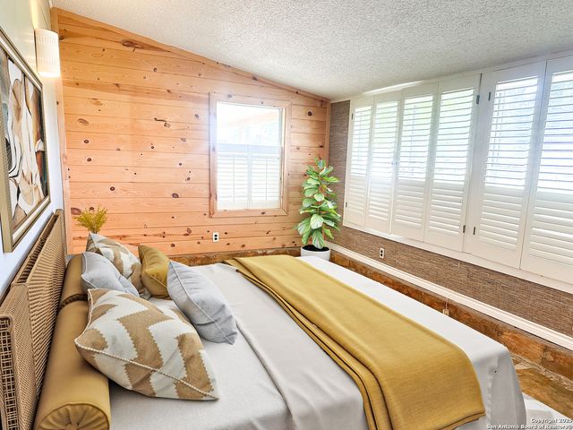 148 Robindale W, Bandera, TX 78003