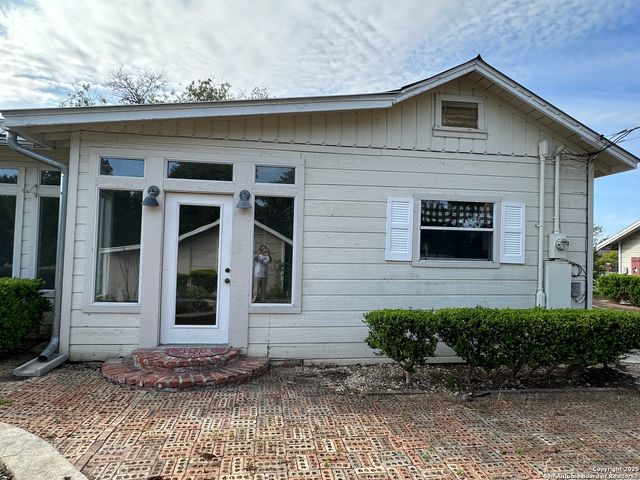 148 Robindale W, Bandera, TX 78003