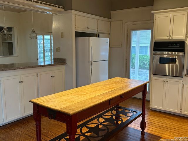 148 Robindale W, Bandera, TX 78003