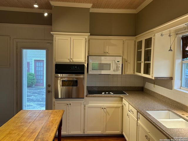 148 Robindale W, Bandera, TX 78003