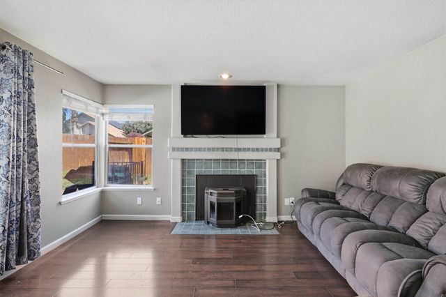 2217 Americana Dr, Roseville, CA 95747