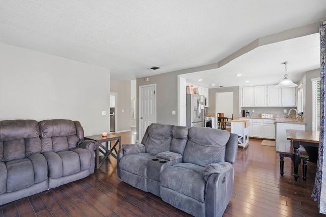 2217 Americana Dr, Roseville, CA 95747