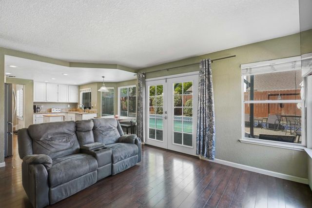 2217 Americana Dr, Roseville, CA 95747
