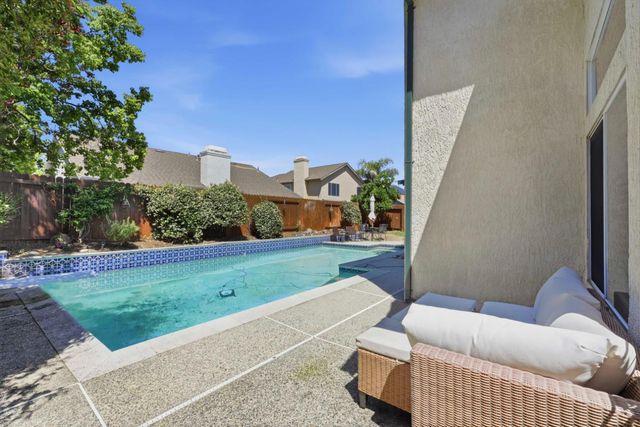 2217 Americana Dr, Roseville, CA 95747