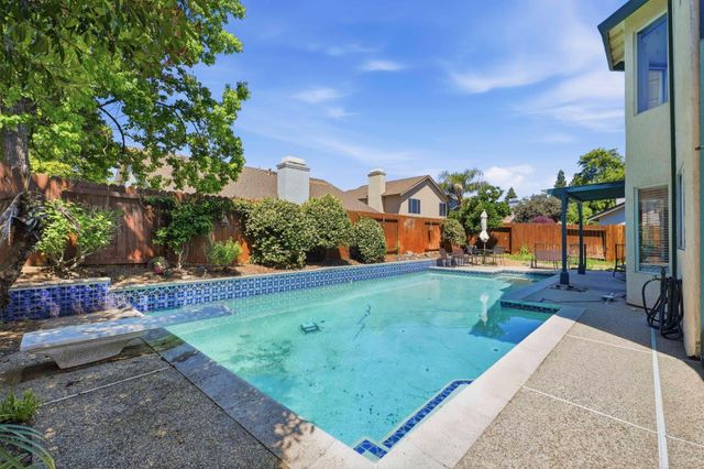 2217 Americana Dr, Roseville, CA 95747